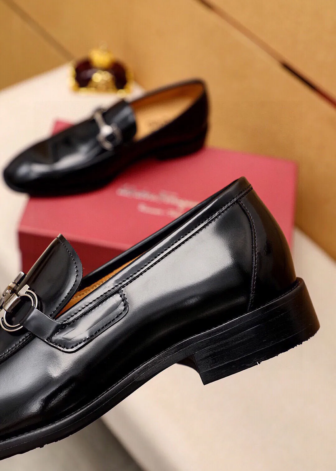 Men's shoes 💰460 💐 Product trademark: Ferragamo "Ferragamo" casual leather shoes Regular size: 38-44 (45🉑️customized) Product materials: Selected imported first-layer open-edge beaded cowhide upper + luxury hardware buckle, imported water-dyed cowhide leather lining. Strong three-dimensional visual effect, original outsole color: 2 colors available